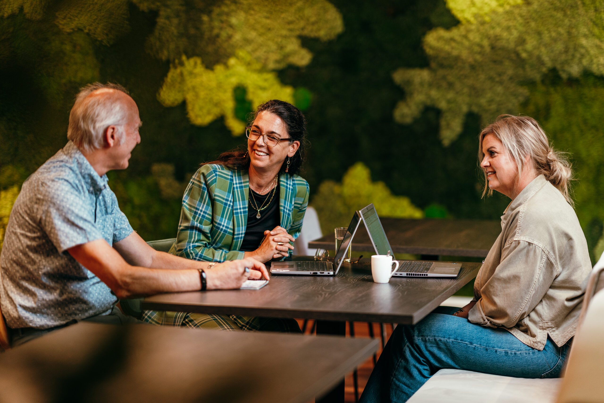 Collega's overleggen aan aan tafel