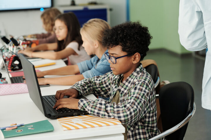 Kinderen in de klas met een laptop